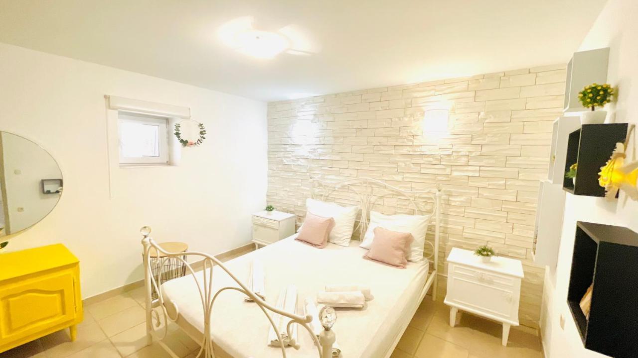 Colorful And Happy Apartment Sukosan - With Parking ภายนอก รูปภาพ
